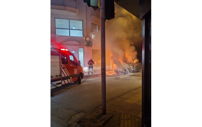 Çorum'da bir otomobil cadde üzerinde alev alev yandı (3)