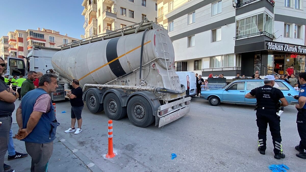 Çorum'da bisikletiyle yolun karşısına geçmek isterken tırın altında kalan çocuk, kaldırıldığı hastanede hayatını kaybetti (3)
