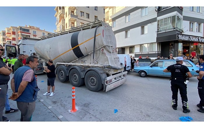 Çorum'da bisikletiyle yolun karşısına geçmek isterken tırın altında kalan çocuk, kaldırıldığı hastanede hayatını kaybetti (3)