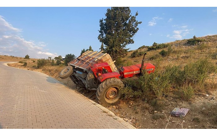 Çorum'da buğday yüklü traktörün devrilmesi sonucu ağır yaralanan sürücü, kaldırıldığı hastanede hayatını kaybetti (1)
