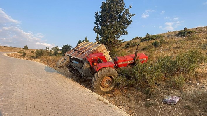 Çorum'da buğday yüklü traktörün devrilmesi sonucu ağır yaralanan sürücü, kaldırıldığı hastanede hayatını kaybetti (1)