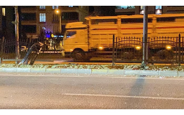 Çorum'da demir korkuluklara çarpan otomobildeki 2 kişi yaralandı (2)