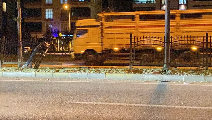 Çorum'da demir korkuluklara çarpan otomobildeki 2 kişi yaralandı (2)