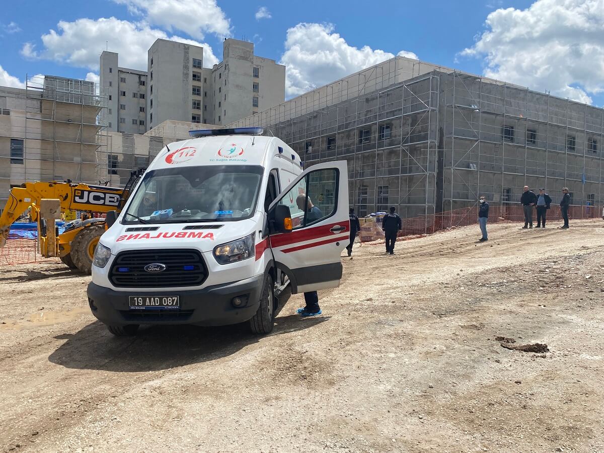 Çorum'da hastane inşaatında iskelenin düşmesi neticesinde 1 işçi yaralandı (2)