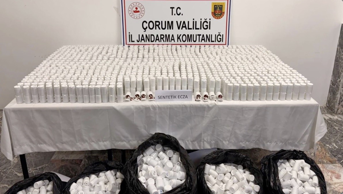 Çorum'da jandarma ekipleri tarafından düzenlenen operasyonlarda, 736 bin 217 adet hap ele geçirdi (4)