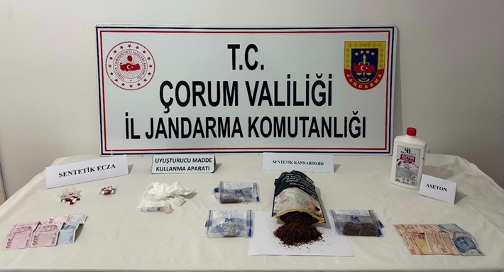 Çorum'da jandarma ekiplerince zehir tacirlerine yönelik düzenlenen operasyonlarda yakalanan 59 şüpheliden 7’si tutuklandı (3)