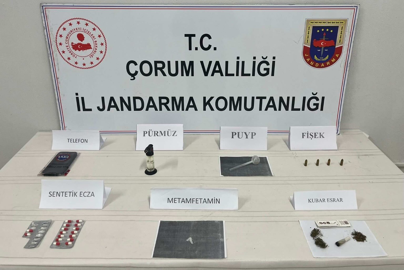 Çorum'da jandarma ekiplerince zehir tacirlerine yönelik düzenlenen operasyonlarda yakalanan 59 şüpheliden 7’si tutuklandı (4)