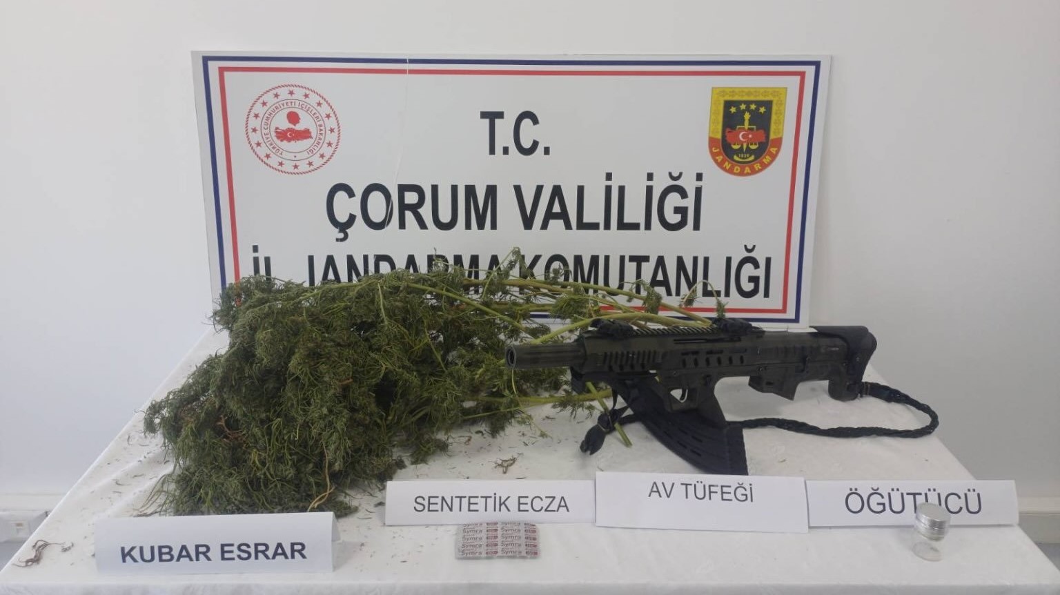 Çorum'da jandarma ekiplerince zehir tacirlerine yönelik düzenlenen operasyonlarda yakalanan 59 şüpheliden 7’si tutuklandı (5)