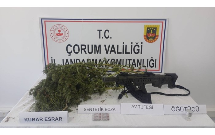 Çorum'da jandarma ekiplerince zehir tacirlerine yönelik düzenlenen operasyonlarda yakalanan 59 şüpheliden 7’si tutuklandı (5)