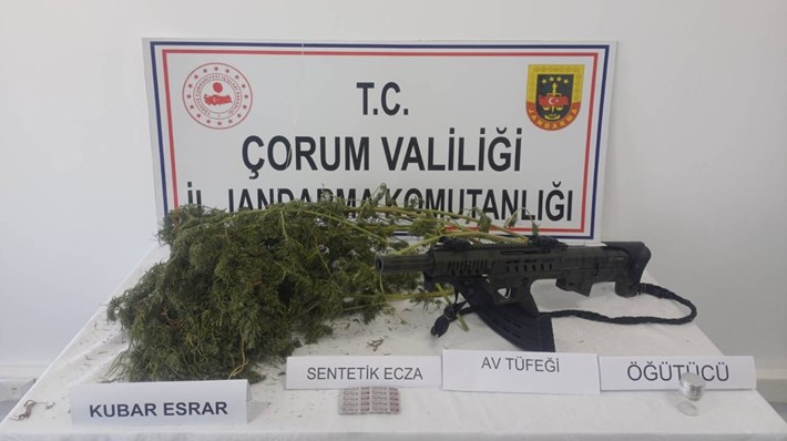 Çorum'da jandarma ekiplerince zehir tacirlerine yönelik düzenlenen operasyonlarda yakalanan 59 şüpheliden 7’si tutuklandı (5)