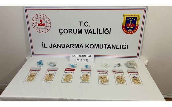 Çorum'da jandarma ekiplerince zehir tacirlerine yönelik düzenlenen operasyonlarda yakalanan 59 şüpheliden 7’si tutuklandı (6)