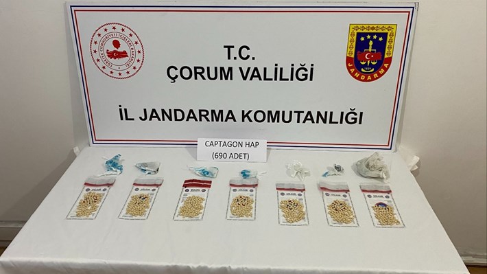 Çorum'da jandarma ekiplerince zehir tacirlerine yönelik düzenlenen operasyonlarda yakalanan 59 şüpheliden 7’si tutuklandı (6)