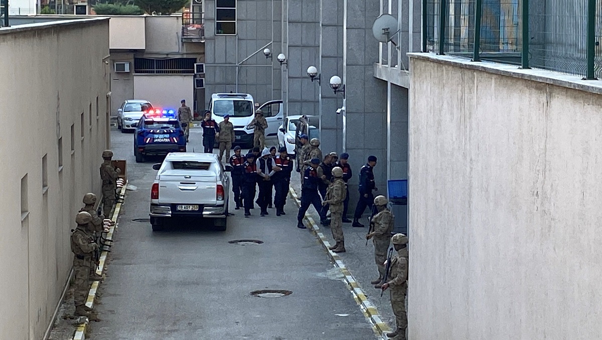 Çorum'da jandarma ekiplerinin zehir tacirlerine yönelik düzenlediği operasyonlarda yakalanan 5 şüpheliden 3’ü tutuklandı (2)