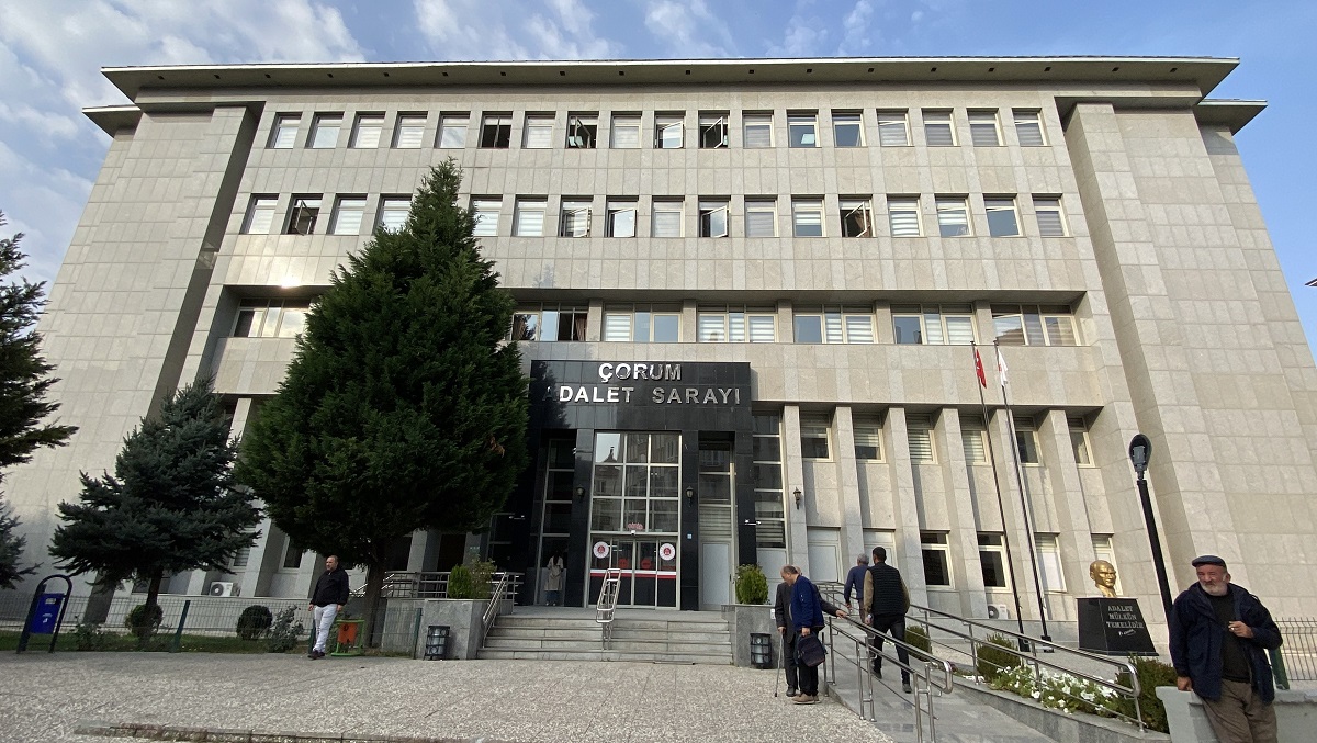 Çorum'da jandarma ekiplerinin zehir tacirlerine yönelik düzenlediği operasyonlarda yakalanan 5 şüpheliden 3’ü tutuklandı (3)