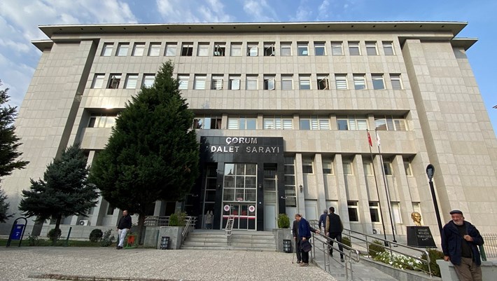 Çorum'da jandarma ekiplerinin zehir tacirlerine yönelik düzenlediği operasyonlarda yakalanan 5 şüpheliden 3’ü tutuklandı (3)