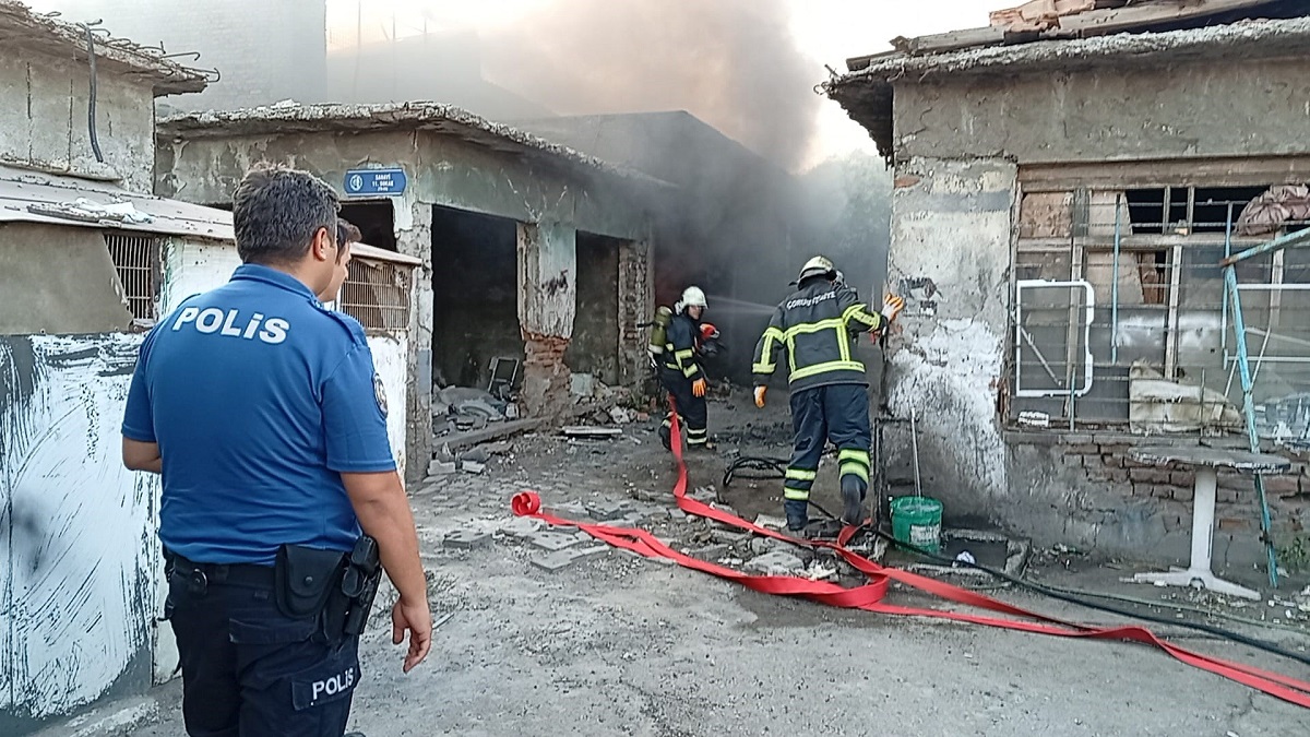 Çorum'da metruk bir iş yerindeki atık malzemelerin tutuşması sebebiyle yangın çıktı (1)