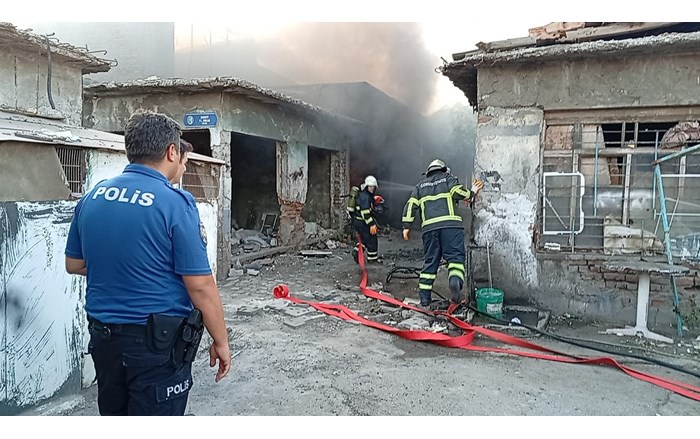 Çorum'da metruk bir iş yerindeki atık malzemelerin tutuşması sebebiyle yangın çıktı (1)