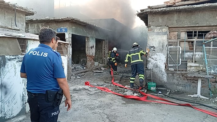 Çorum'da metruk bir iş yerindeki atık malzemelerin tutuşması sebebiyle yangın çıktı (1)