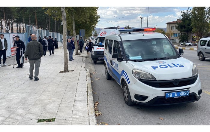 Çorum'da okul binası önünde meydana gelen kavgada bir genç yaralandı (2)