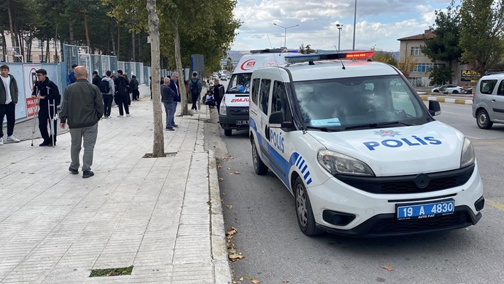 Çorum'da okul binası önünde meydana gelen kavgada bir genç yaralandı (2)