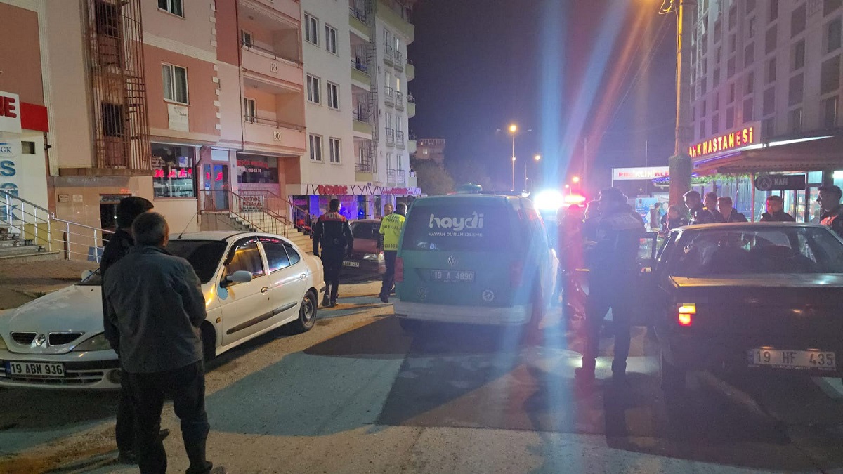 Çorum'da polis ekiplerinin dur ihbarına uymayan 16 yaşındaki ehliyetsiz sürücü, kovalamaca neticesinde yakalandı (2)