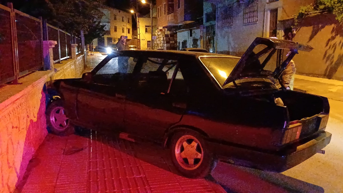 Çorum'da polisin dur ihtarına uymayarak plakasız otomobille kaçan 3 şüpheli, okul duvarına çarpınca yakalandı (1)