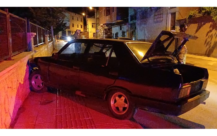 Çorum'da polisin dur ihtarına uymayarak plakasız otomobille kaçan 3 şüpheli, okul duvarına çarpınca yakalandı (1)