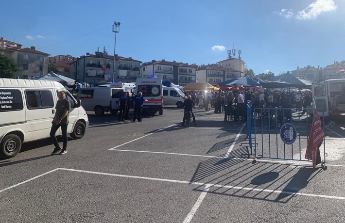 Çorum'da semt pazarında meydana gelen silahlı kavga ile ilgili Çorum Valiliği açıklama yaptı (1)