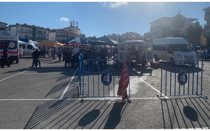 Çorum'da semt pazarında yer anlaşmazlığı sebebiyle çıkan silahlı kavgada yaralanan 8 kişiden 1'i hayatını kaybetti