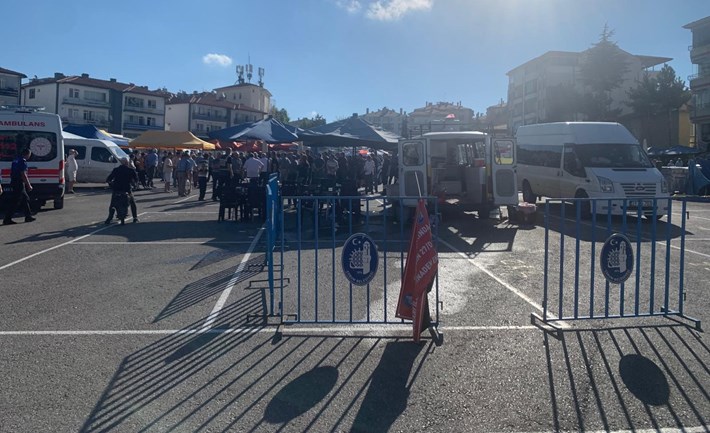 Çorum'da semt pazarında yer anlaşmazlığı sebebiyle çıkan silahlı kavgada yaralanan 8 kişiden 1'i hayatını kaybetti