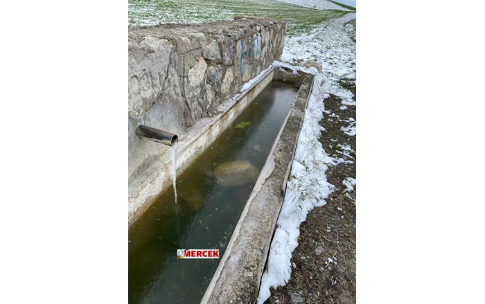 Çorum'da Tevfikiye köyünde bulunan çeşme aşırı soğuktan dolayı dondu (1)