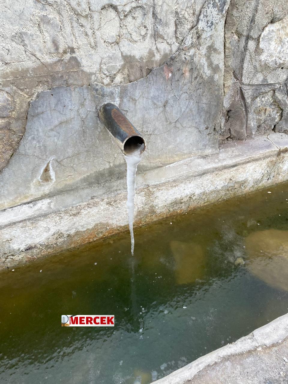 Çorum'da Tevfikiye köyünde bulunan çeşme aşırı soğuktan dolayı dondu (2)