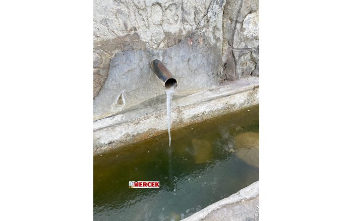 Çorum'da Tevfikiye köyünde bulunan çeşme aşırı soğuktan dolayı dondu (2)