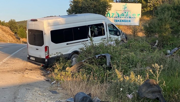 Çorum'da yolcu minibüsüyle çarpışan otomobilin ikiye bölündüğü feci kazada 11 kişi yaralandı (1)