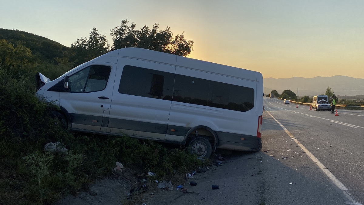 Çorum'da yolcu minibüsüyle çarpışan otomobilin ikiye bölündüğü feci kazada 11 kişi yaralandı (2)