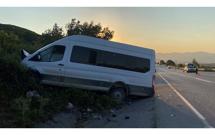 Çorum'da yolcu minibüsüyle çarpışan otomobilin ikiye bölündüğü feci kazada 11 kişi yaralandı (2)