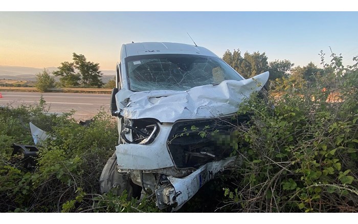 Çorum'da yolcu minibüsüyle çarpışan otomobilin ikiye bölündüğü feci kazada 11 kişi yaralandı (3)