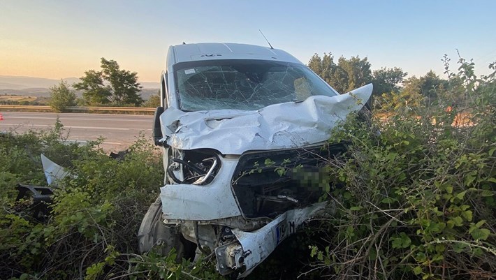 Çorum'da yolcu minibüsüyle çarpışan otomobilin ikiye bölündüğü feci kazada 11 kişi yaralandı (3)