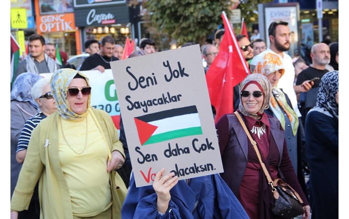 Çorum'da, yüzlerce vatandaş yürüyüş düzenleyerek Gazze’de yaşanan soykırıma tepki gösterdi (2)