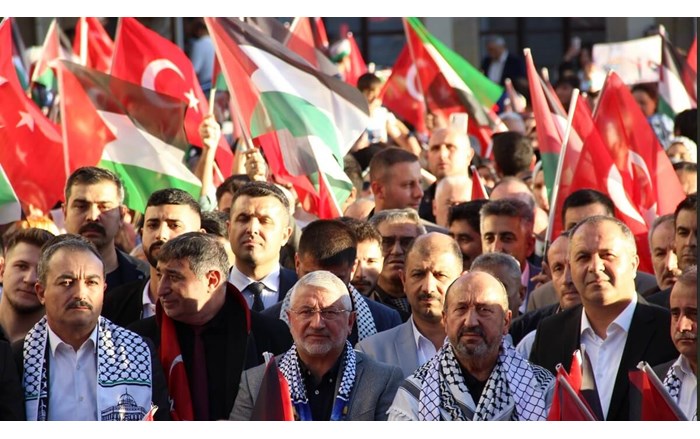 Çorum'da, yüzlerce vatandaş yürüyüş düzenleyerek Gazze’de yaşanan soykırıma tepki gösterdi (3)