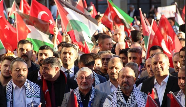 Çorum'da, yüzlerce vatandaş yürüyüş düzenleyerek Gazze’de yaşanan soykırıma tepki gösterdi (3)