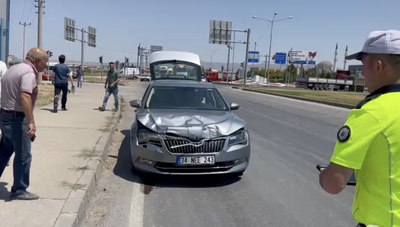 Çorum’da 2 otomobilin çarpışması neticesinde meydana gelen kazada 3 kişi yaralandı (1)