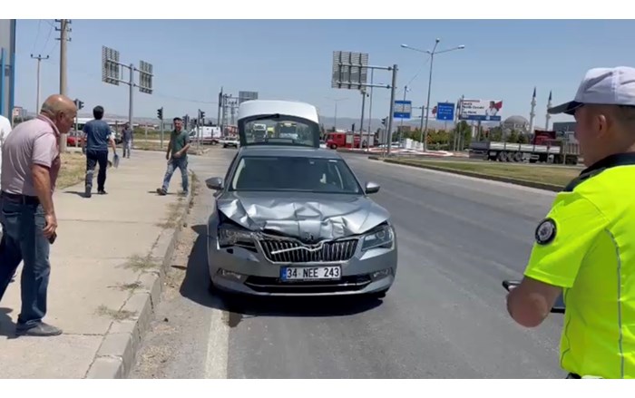 Çorum’da 2 otomobilin çarpışması neticesinde meydana gelen kazada 3 kişi yaralandı (1)