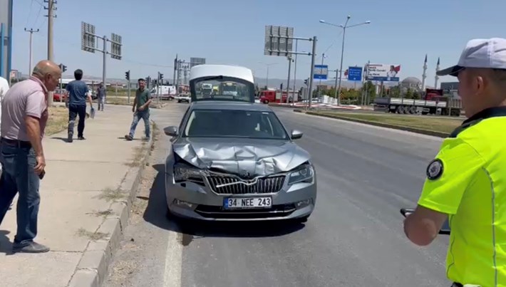 Çorum’da 2 otomobilin çarpışması neticesinde meydana gelen kazada 3 kişi yaralandı (1)