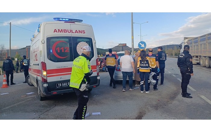 Çorum’da 2 otomobilin çarpışması neticesinde meydana gelen kazada 3 kişi yaralandı (2)