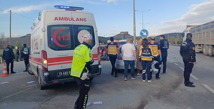 Çorum’da 2 otomobilin çarpışması neticesinde meydana gelen kazada 3 kişi yaralandı (2)