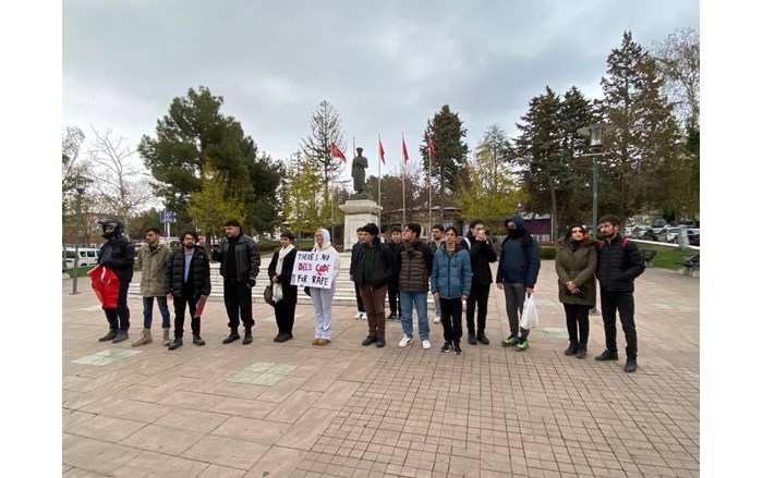 Çorum’da bir grup genç, Atatürk Anıtı önünde basın açıklaması ve oturma eylemi yaptı (1)