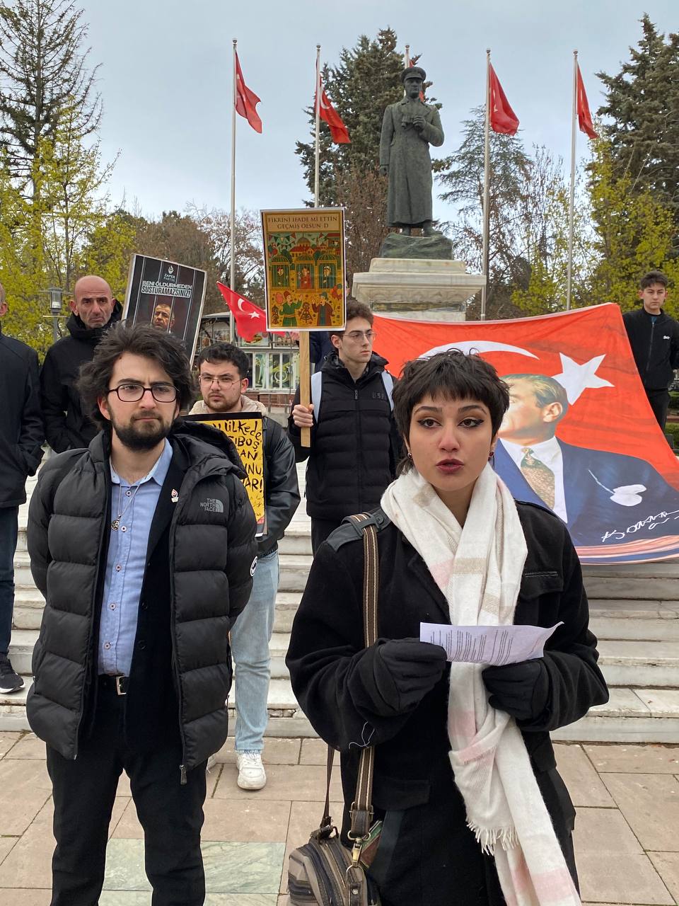 Çorum’da bir grup genç, Atatürk Anıtı önünde basın açıklaması ve oturma eylemi yaptı (2)