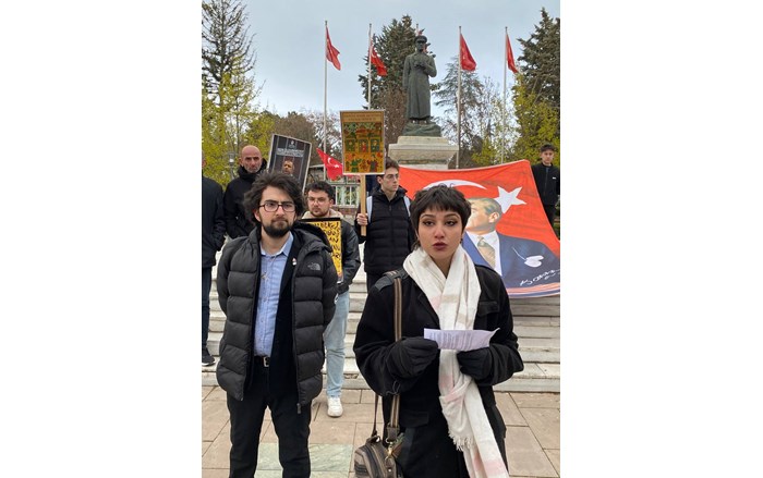 Çorum’da bir grup genç, Atatürk Anıtı önünde basın açıklaması ve oturma eylemi yaptı (2)