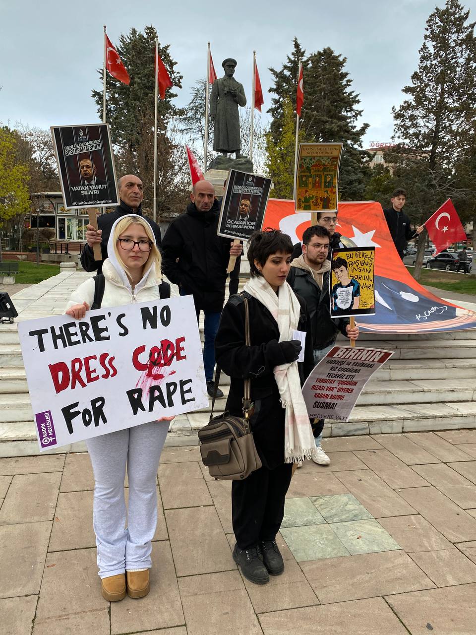 Çorum’da bir grup genç, Atatürk Anıtı önünde basın açıklaması ve oturma eylemi yaptı (3)